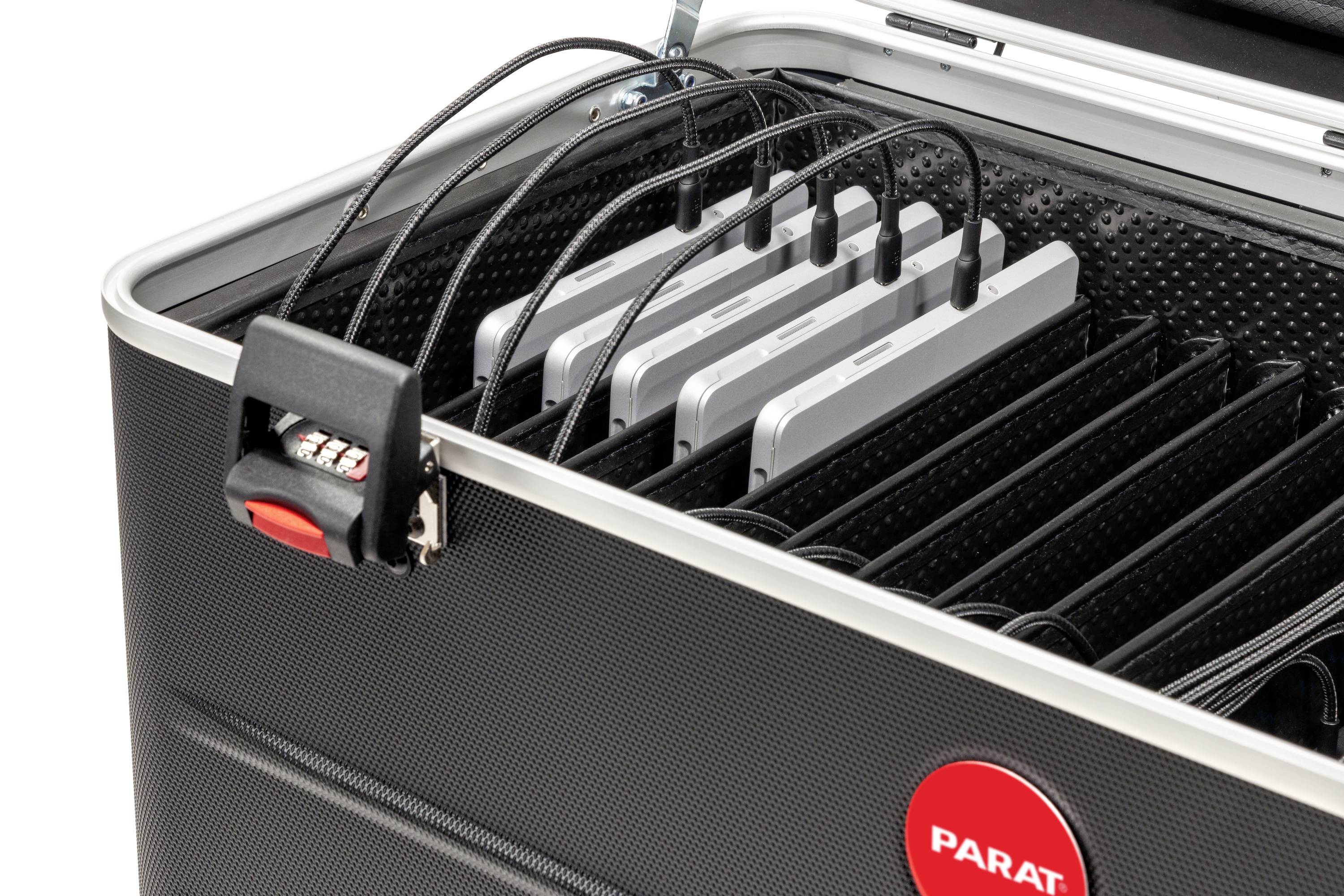 Ein geöffneter schwarzer Koffer mit mehreren Tablets, die aufrecht in Fächern stehen und mit Kabeln verbunden sind.