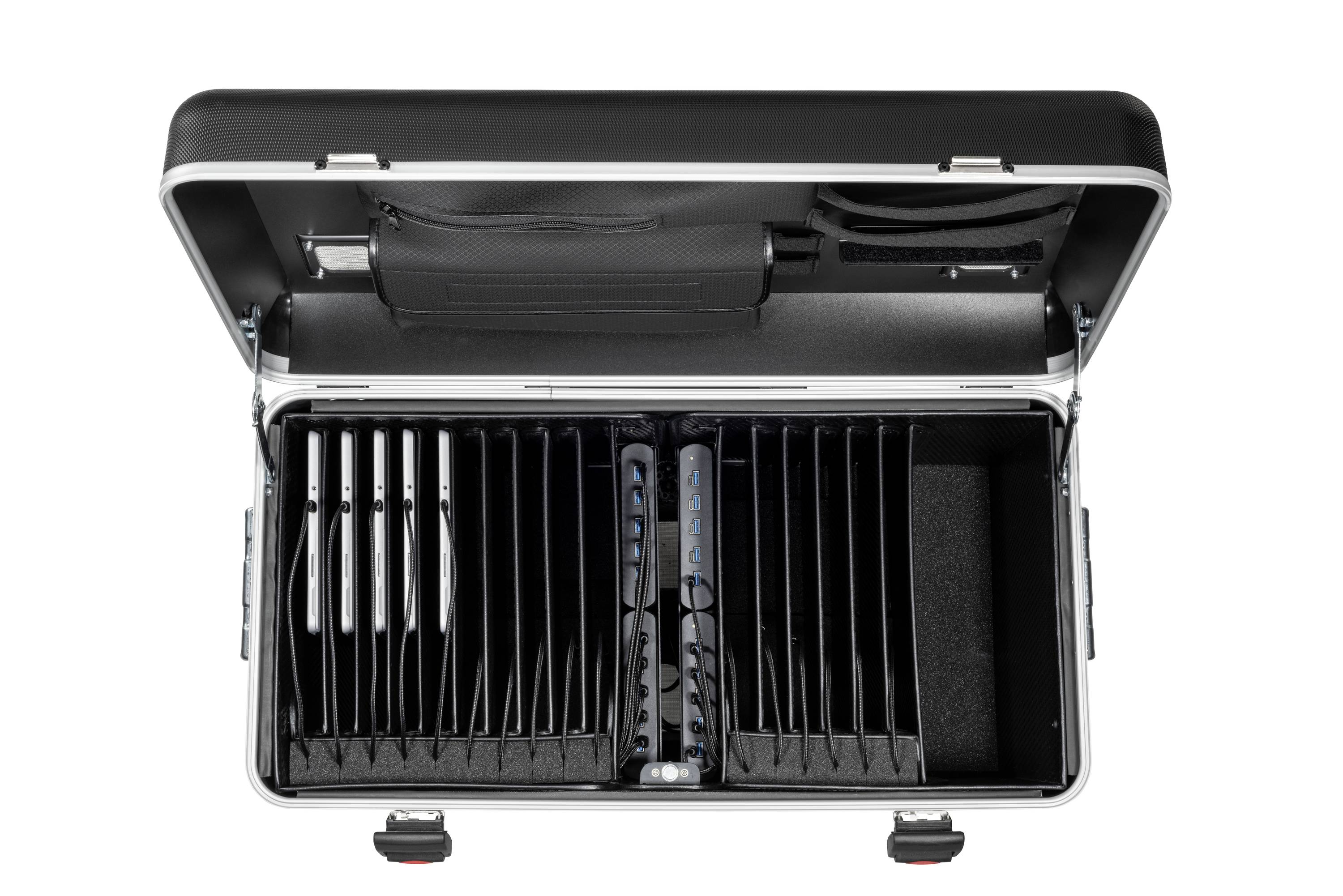 Geöffneter schwarzer Koffer mit mehreren Laptops und Kabeln zur Lagerung oder zum Transport, in Fächern ordentlich angeordnet.