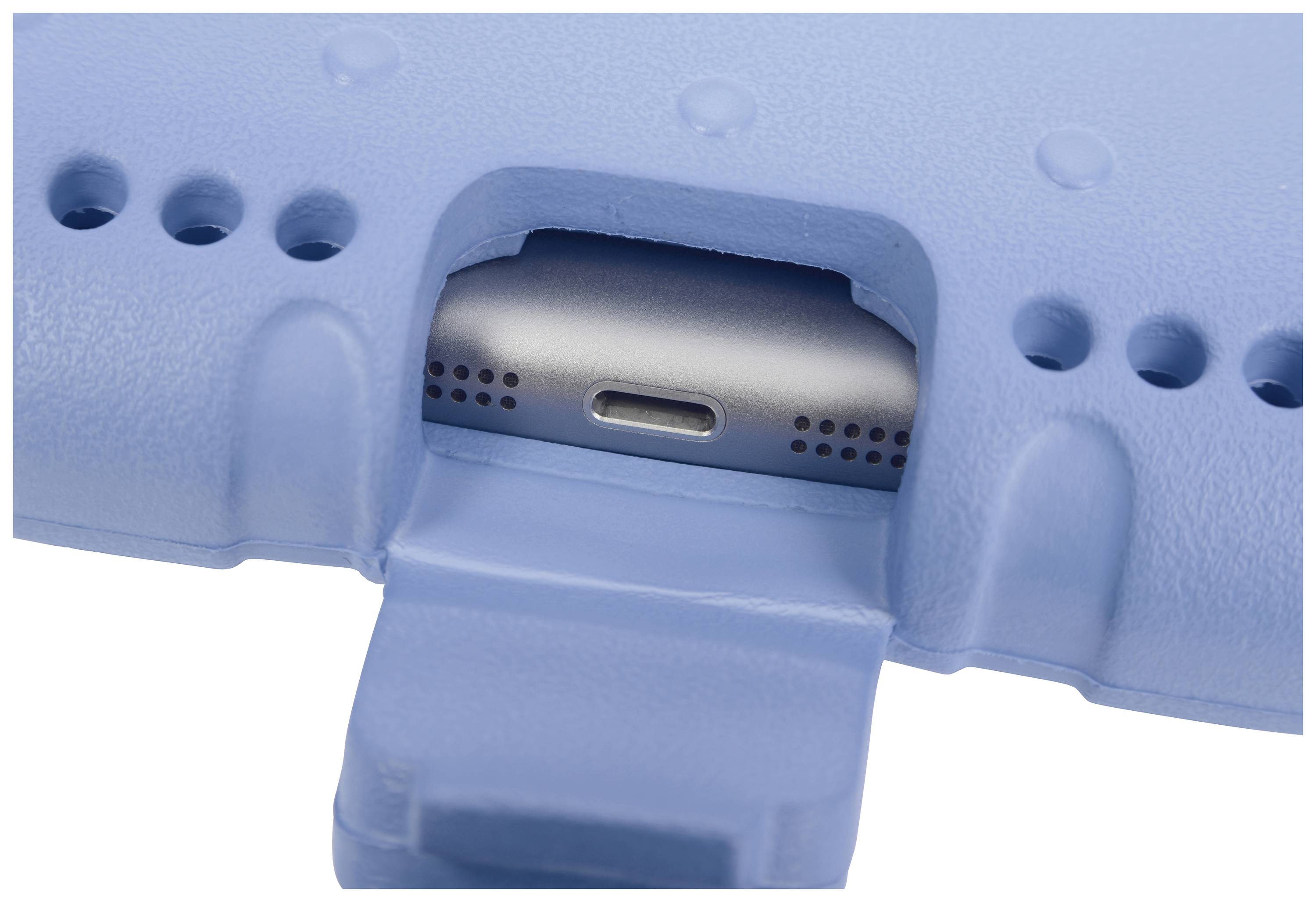 Ein Smartphone steckt in einer blauen Schutzhülle, mit dem Ladeanschluss sichtbar.