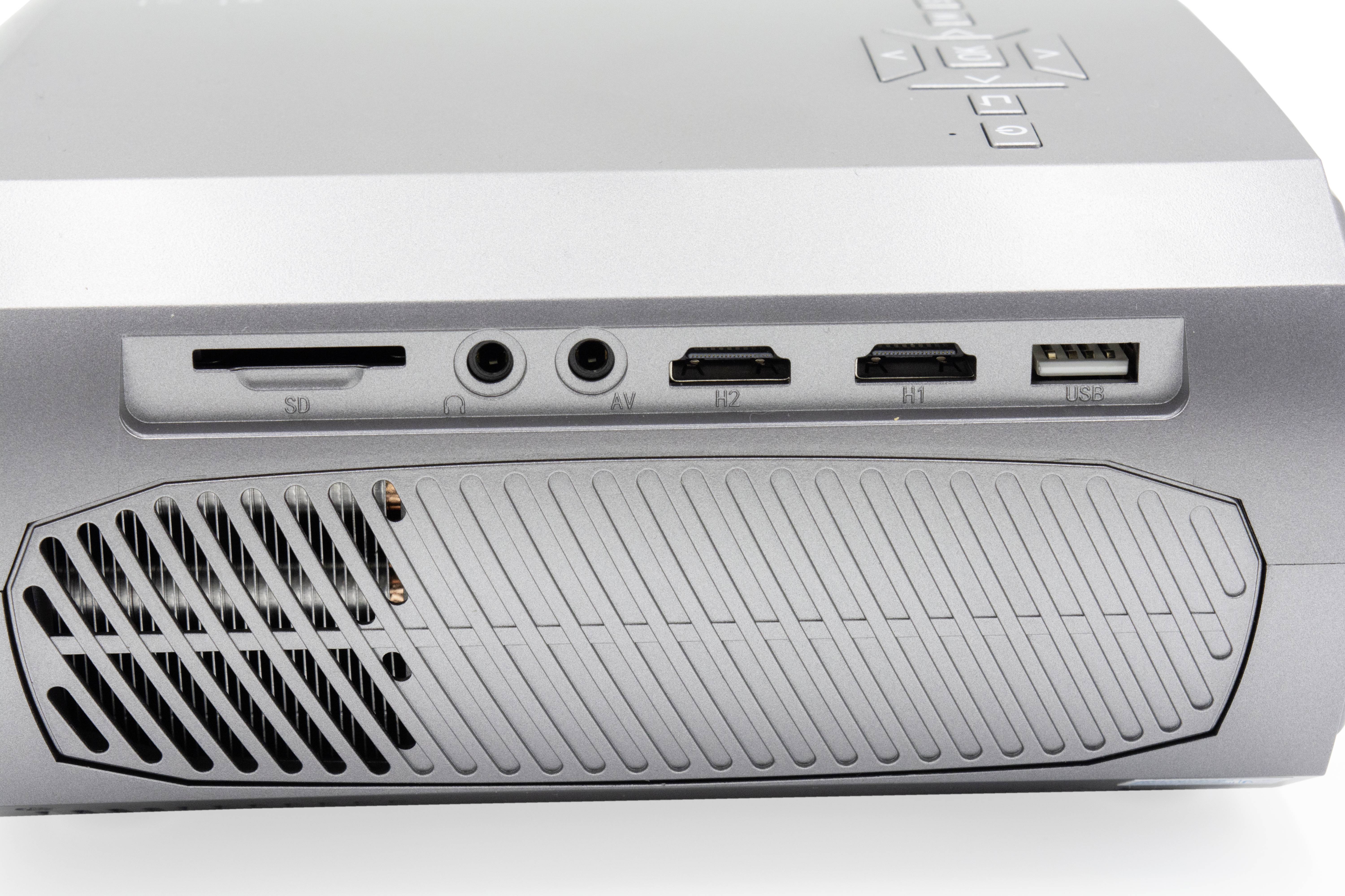 Silberner Projektor zeigt verschiedene Anschlüsse: SD-Kartensteckplatz, 3,5-mm-Audio, AV, zwei HDMI-Ports und USB-Anschluss.