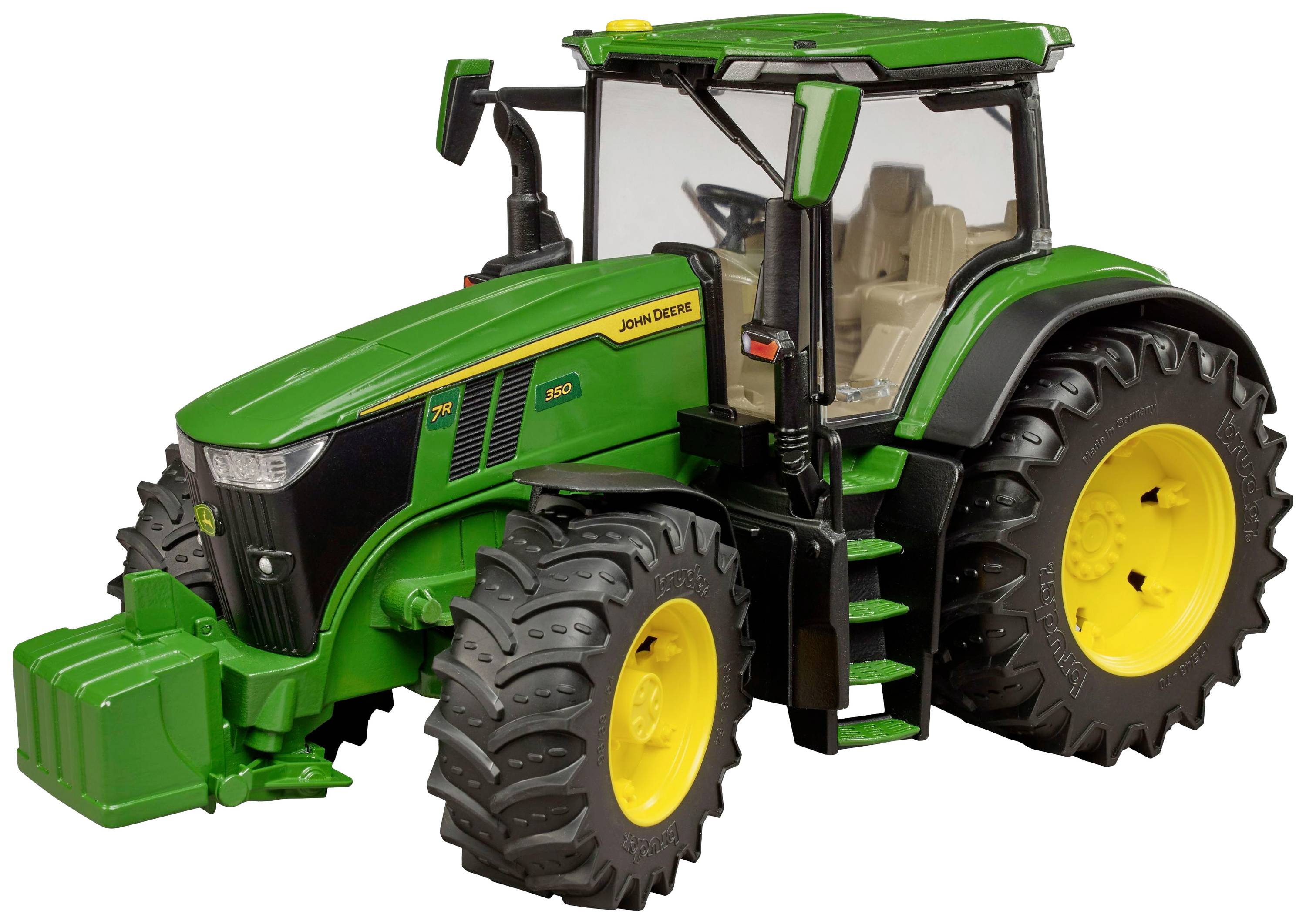 Grüner Traktor mit gelben Rädern und schwarzen Reifen, frontal ausgerichtet, auf weißem Hintergrund. Hauptthema ist landwirtschaftliche Maschinen.