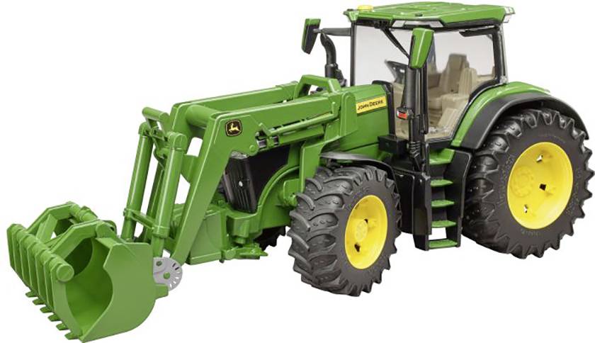 Ein grüner Spielzeugtraktor mit gelben Rädern und einem Frontladeraufsatz, der in einem leicht seitlichen Winkel dargestellt wird.