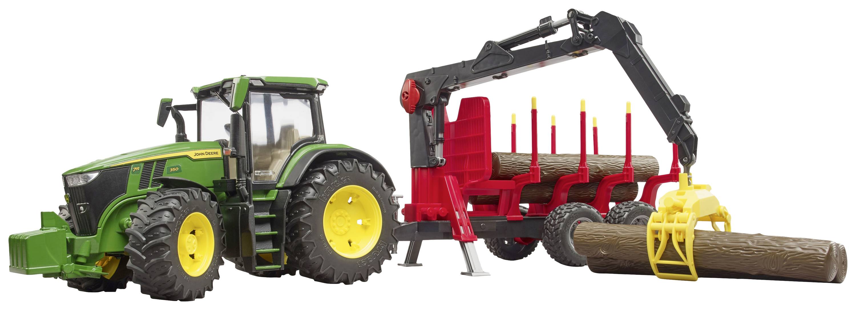 Ein Traktor mit Anhänger transportiert Baumstämme. Der Anhänger hat eine gelbe Greifvorrichtung zum Anheben und Laden der Stämme.