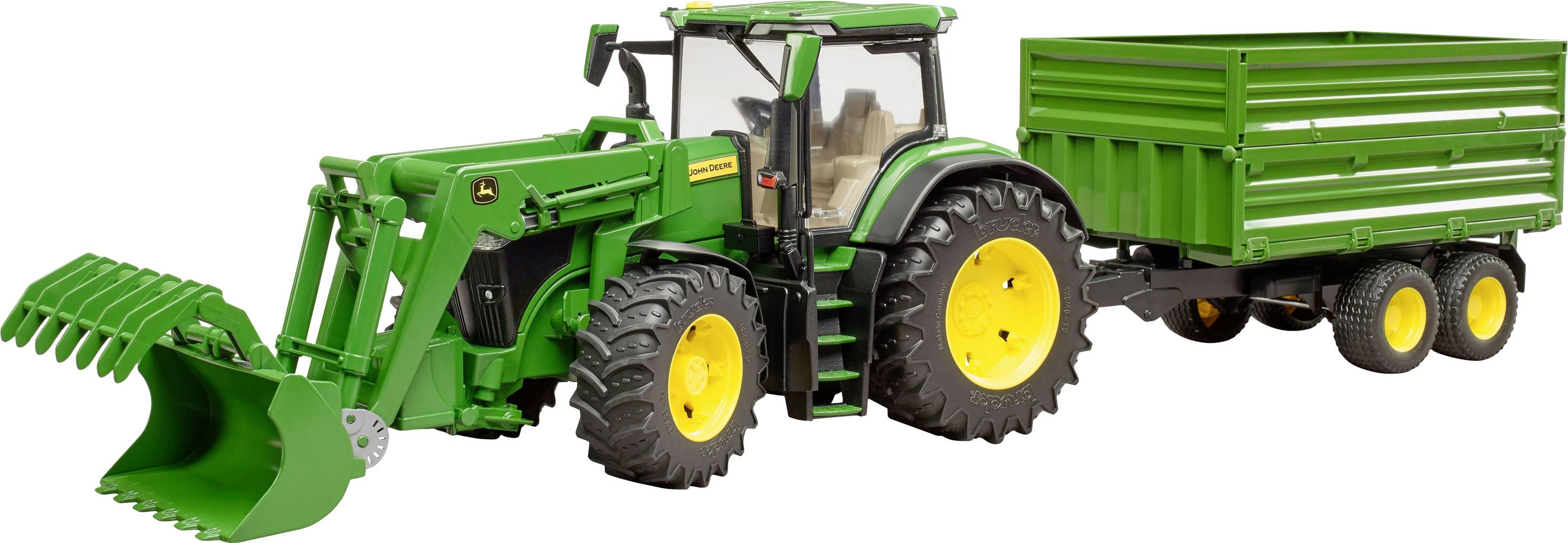Ein grüner Spielzeugtraktor mit Frontlader und Anhänger auf gelben Rädern. Der Traktor steht auf einer ebenen Fläche.