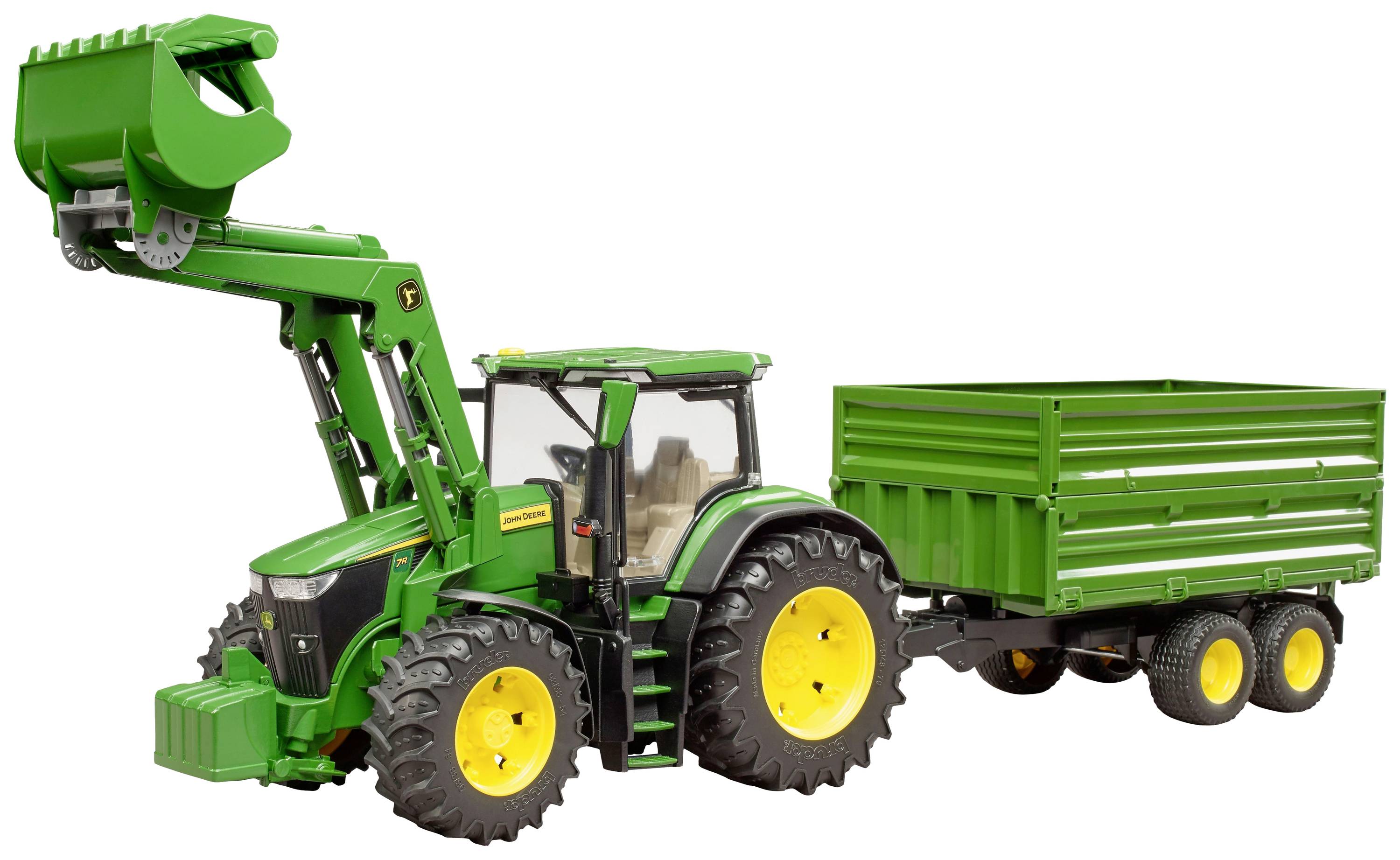 Ein grüner Traktor mit gelben Rädern zieht einen grünen Anhänger. Der Traktor hat eine Schaufel an der Vorderseite.