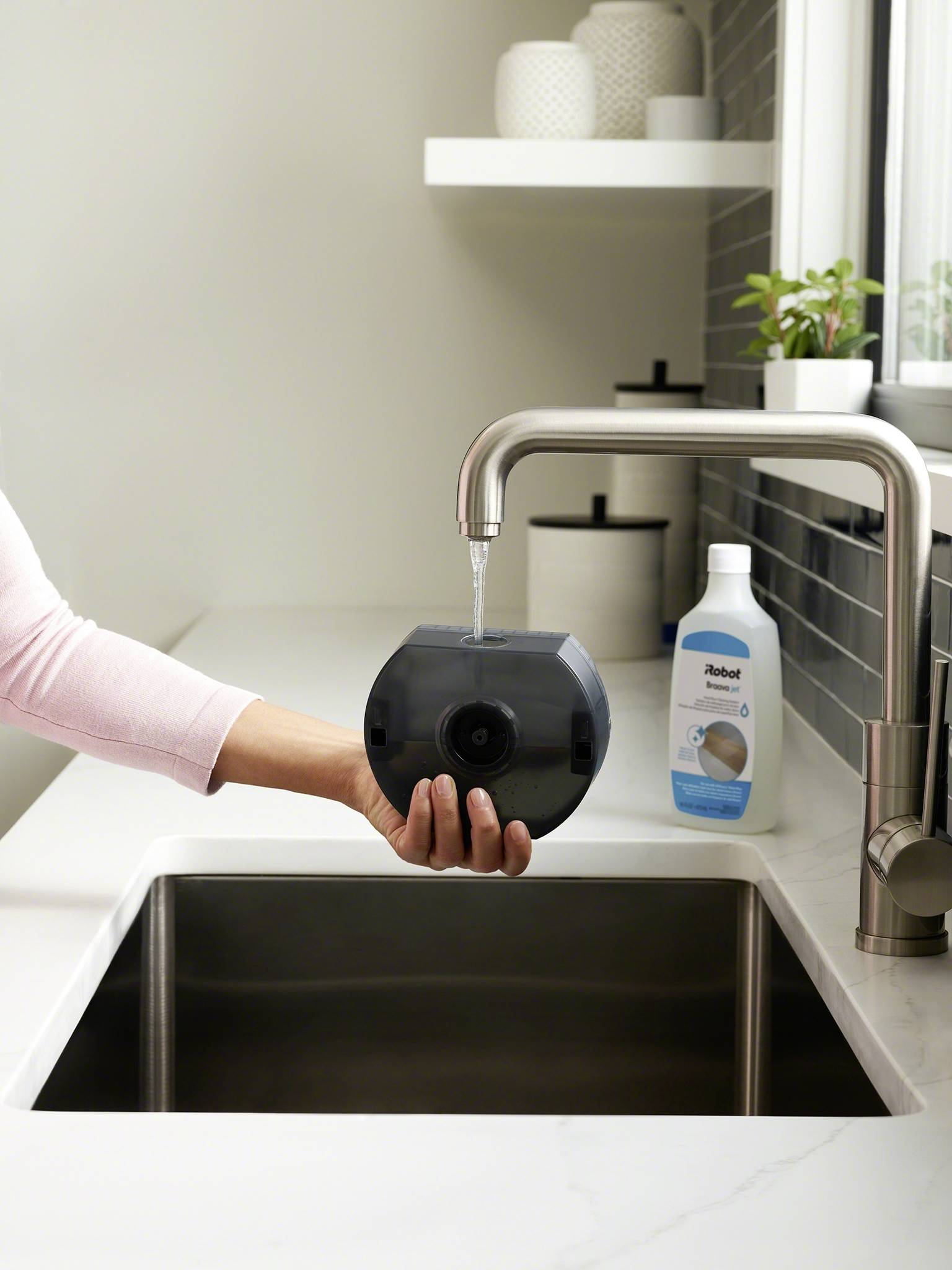 IRobot Braava m6138 Wischroboter Weiß App gesteuert, Sprachgesteuert, kompatibel mit Amazon Alexa, kompatibel mit Google Home