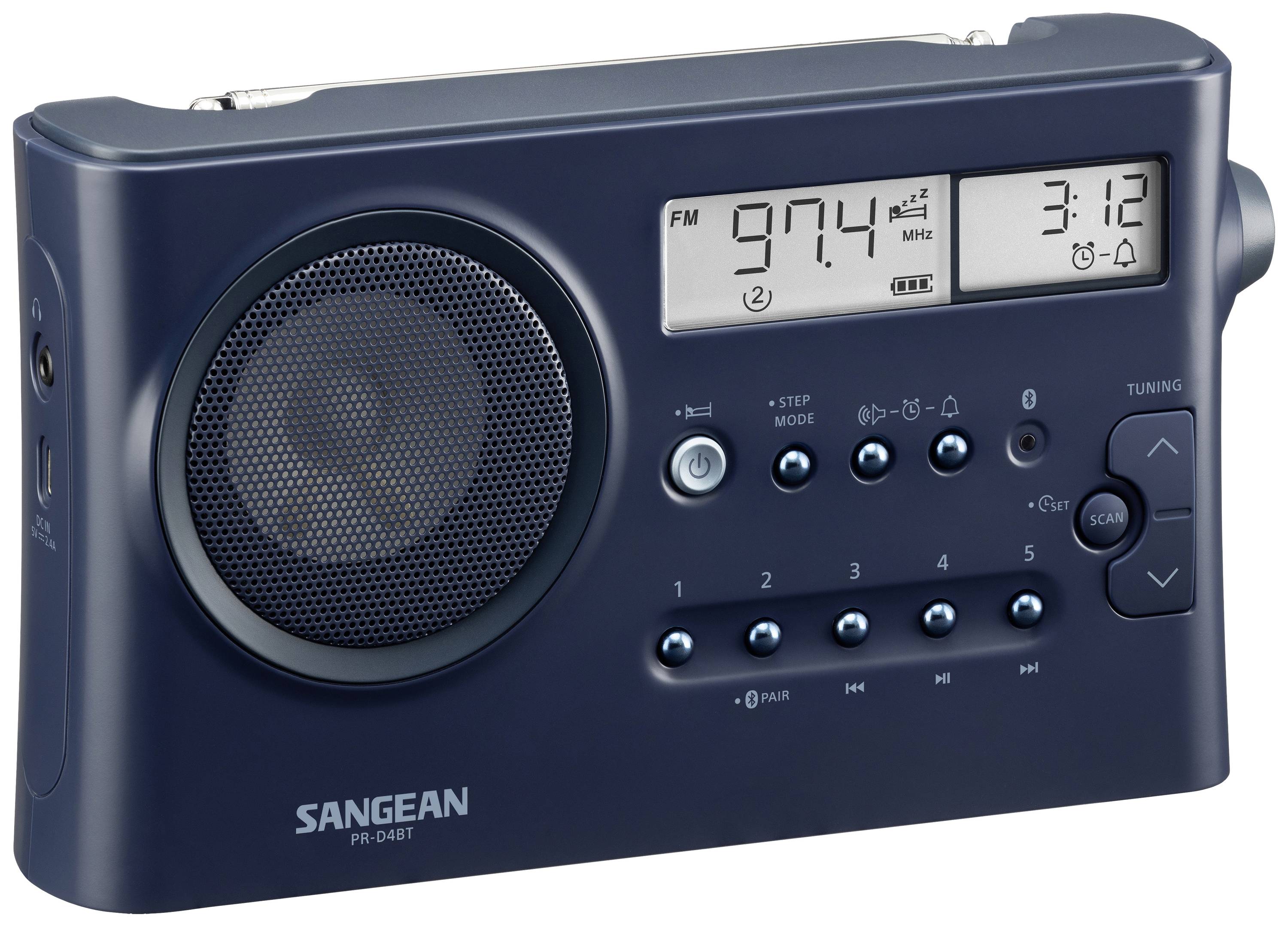 Ein dunkelblaues tragbares Radio mit digitalem Display zeigt Frequenz '97,4 MHz' und Zeit '3:12'. Es hat Lautsprecher und Bedienknöpfe.