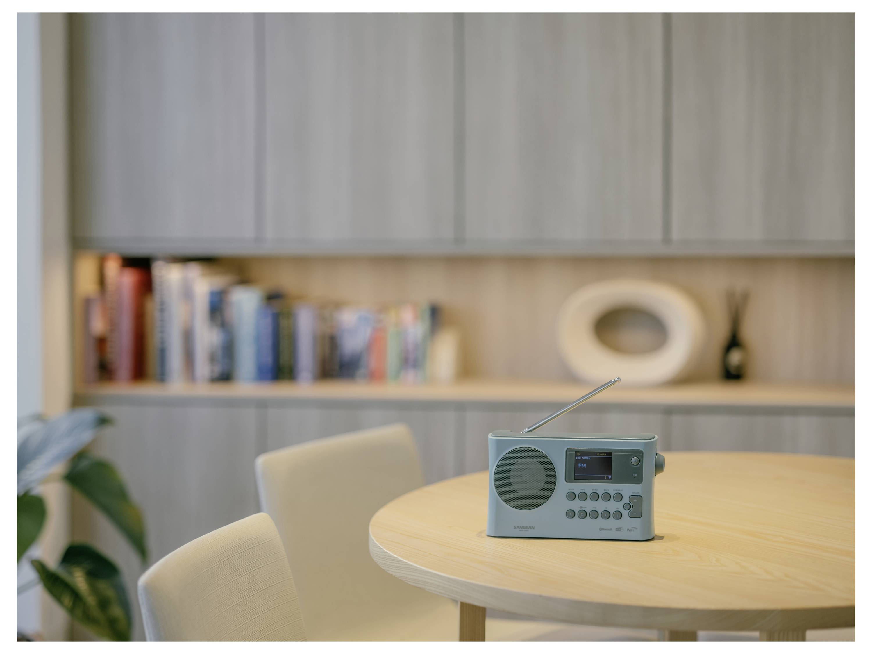 Sangean WFR-28BT Internet Tischradio DAB+, FM WLAN, Bluetooth®, AUX Akku-Ladefunktion, Spotify Hellblau