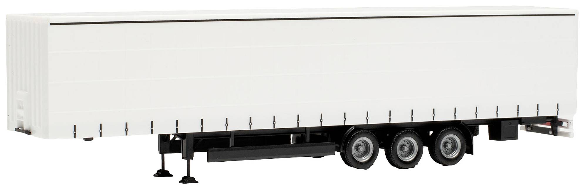 Ein weißer LKW-Anhänger mit drei Achsen steht aufgebockt ohne Zugfahrzeug.