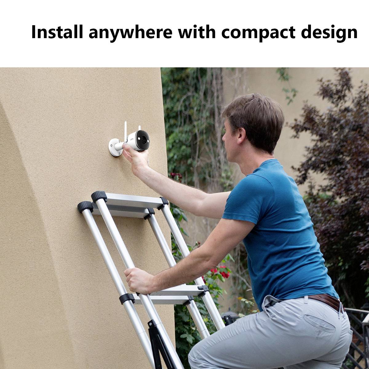 Ein Mann auf einer Leiter installiert eine runde Kamera an einer Außenwand. Text oben sagt: 'Install anywhere with compact design'.