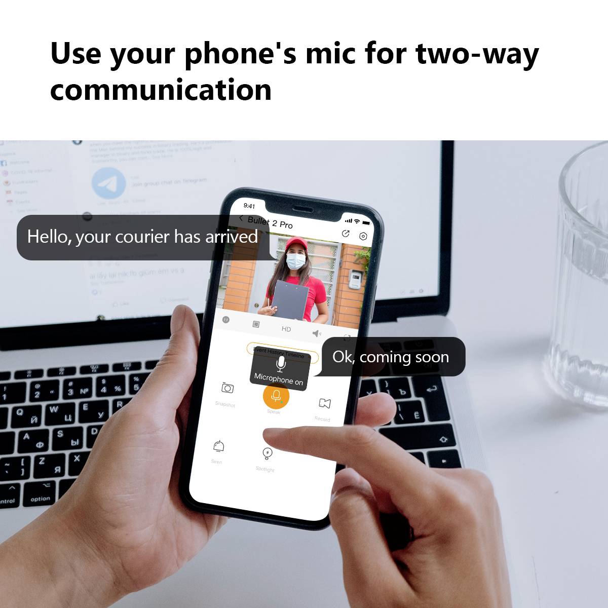 Person hält Smartphone mit aktivem Mikrofon für Zwei-Wege-Kommunikation. Auf dem Bildschirm steht: 'Hello, your courier has arrived'.