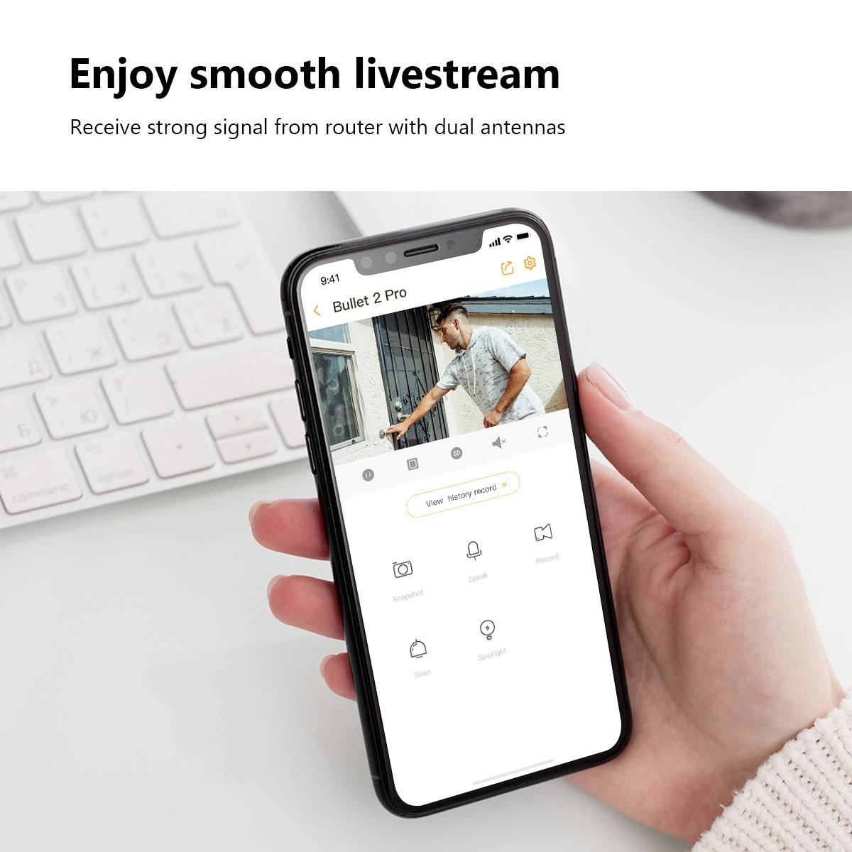 Eine Person nutzt ein Smartphone, um ein Livestream-Video anzusehen. Text oben: 'Genießen Sie reibungslosen Livestream'. Im Hintergrund eine Tastatur.