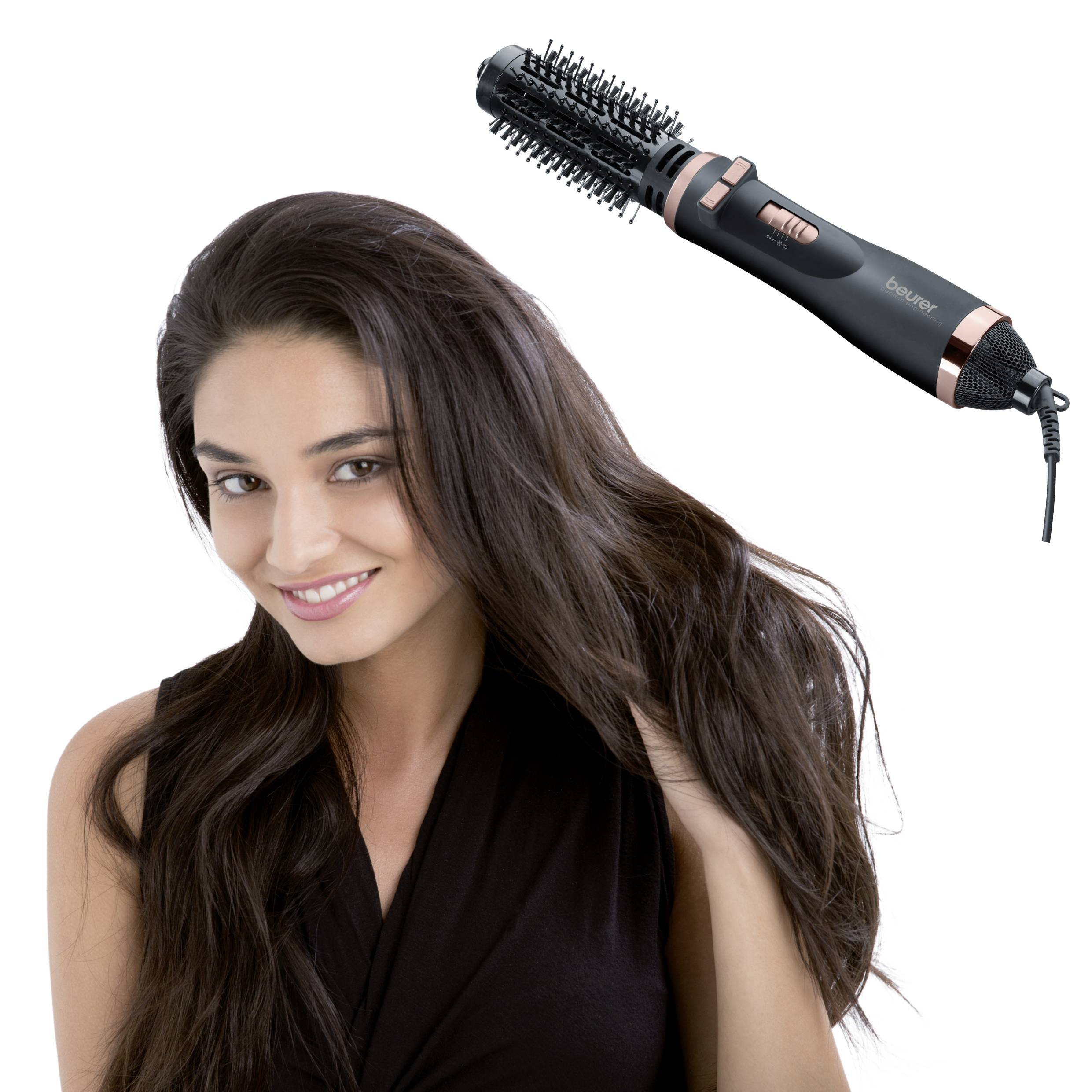 Eine Frau mit langen braunen Haaren benutzt eine Rundbürsten-Haartrockner, um ihr Haar zu stylen. Das Gerät ist schwarz-rosa.