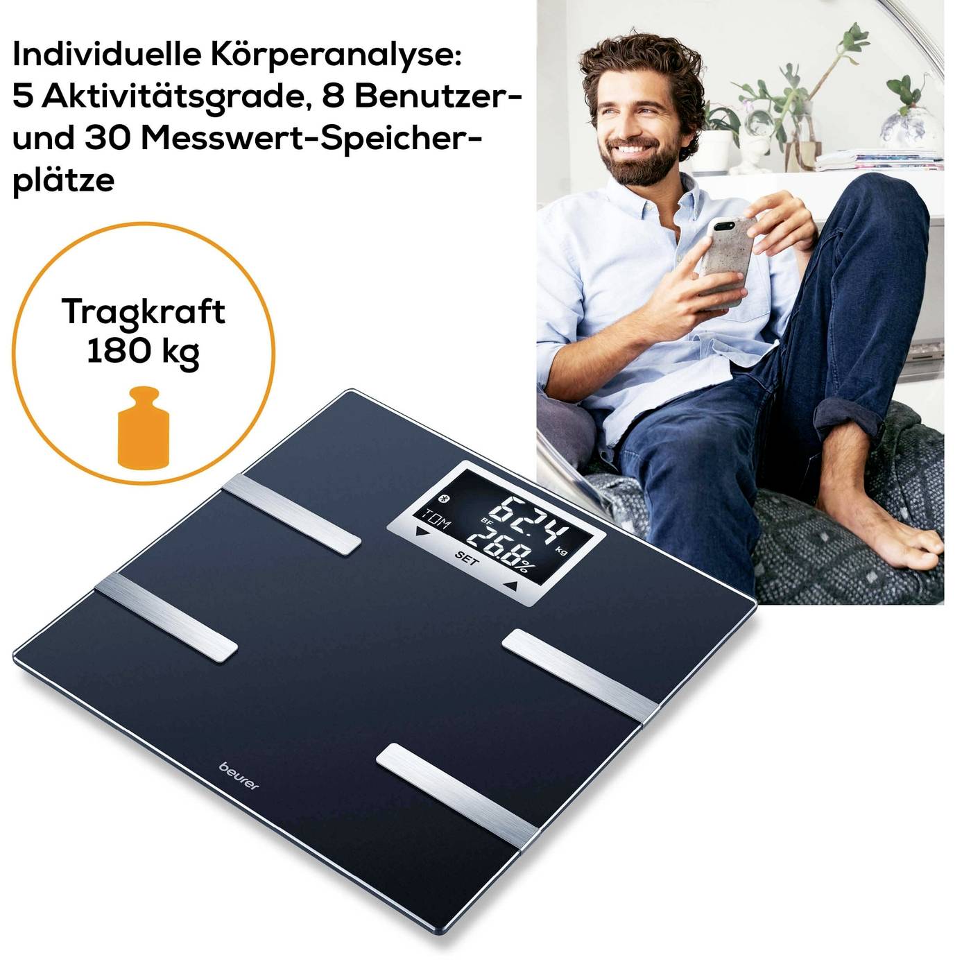 Eine Person sitzt lächelnd und hält ein Smartphone. Daneben eine digitale Waage mit Anzeige '62,4 kg'. Text: 'Tragkraft 180 kg'.