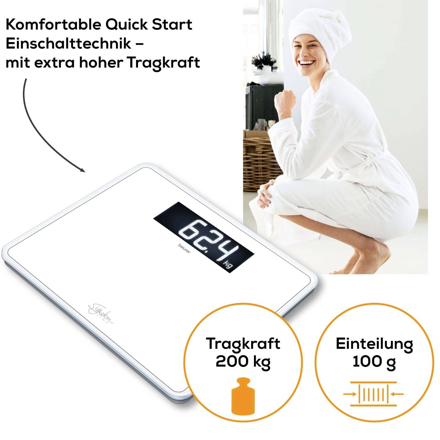 Eine digitale Personenwaage zeigt '62,4 kg'. Daneben steht eine lächelnde Person im Bademantel. Beschriftet mit hoher Tragkraft und feiner Einteilung.