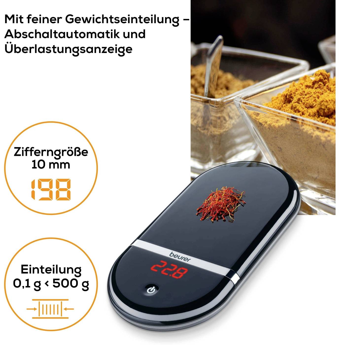 Elektronische Feinwaage auf einem Tisch, zeigt 22,8 g an. Daneben Gewürzbehälter. Text beschreibt Präzision und Überlastungsanzeige.