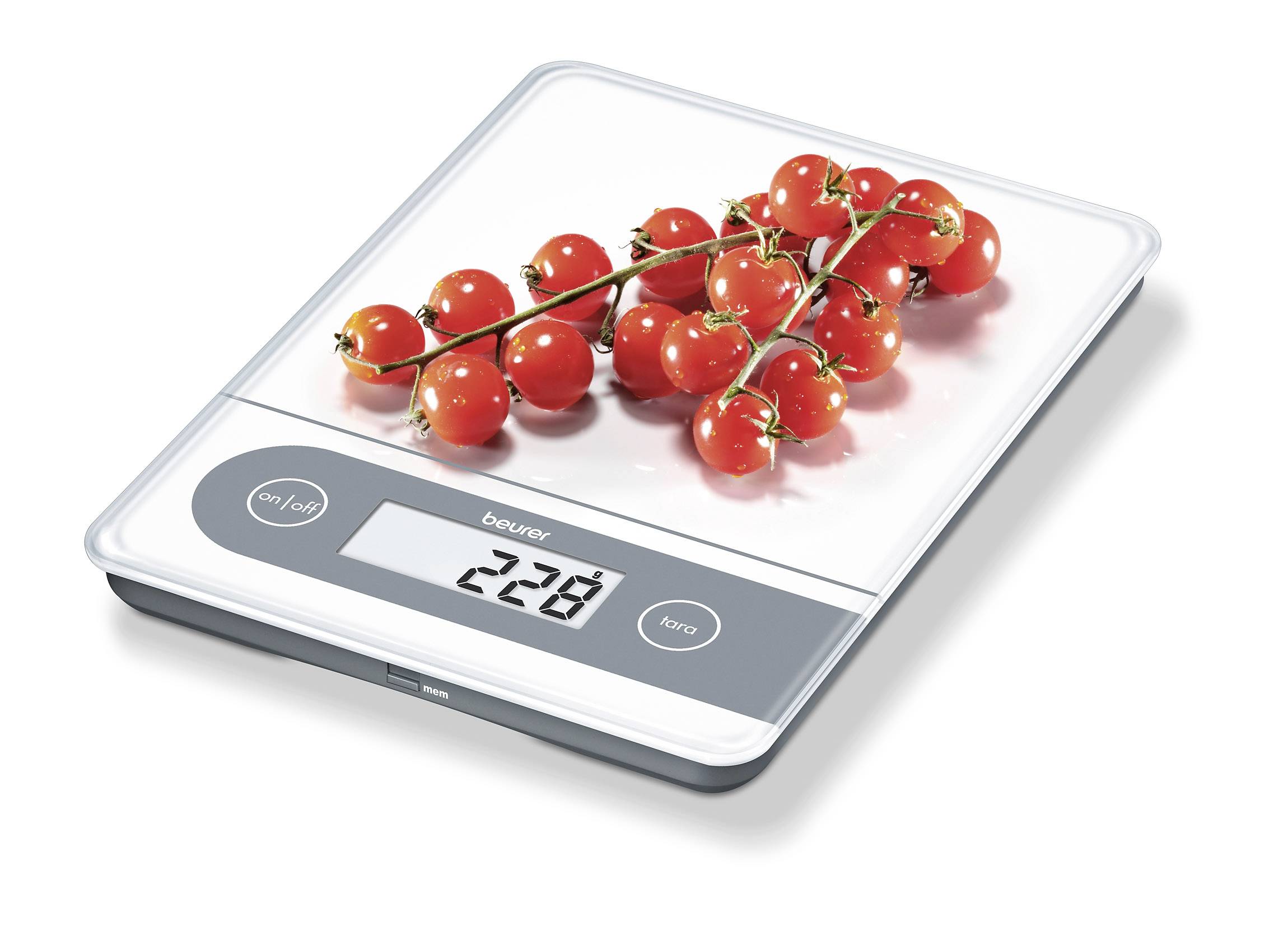Eine Küchenwaage zeigt 228 Gramm an. Auf der Waage liegen Rispen von roten Kirschtomaten.