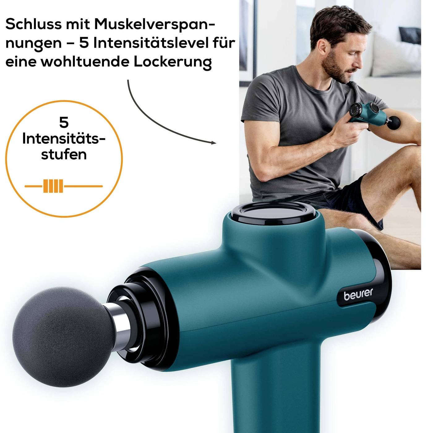 Ein Mann verwendet eine Massagepistole an seinem Oberschenkel. Text im Bild: 'Schluss mit Muskelverspannungen – mit 5 Intensitätslevel für eine wohltuende Lockerung'.