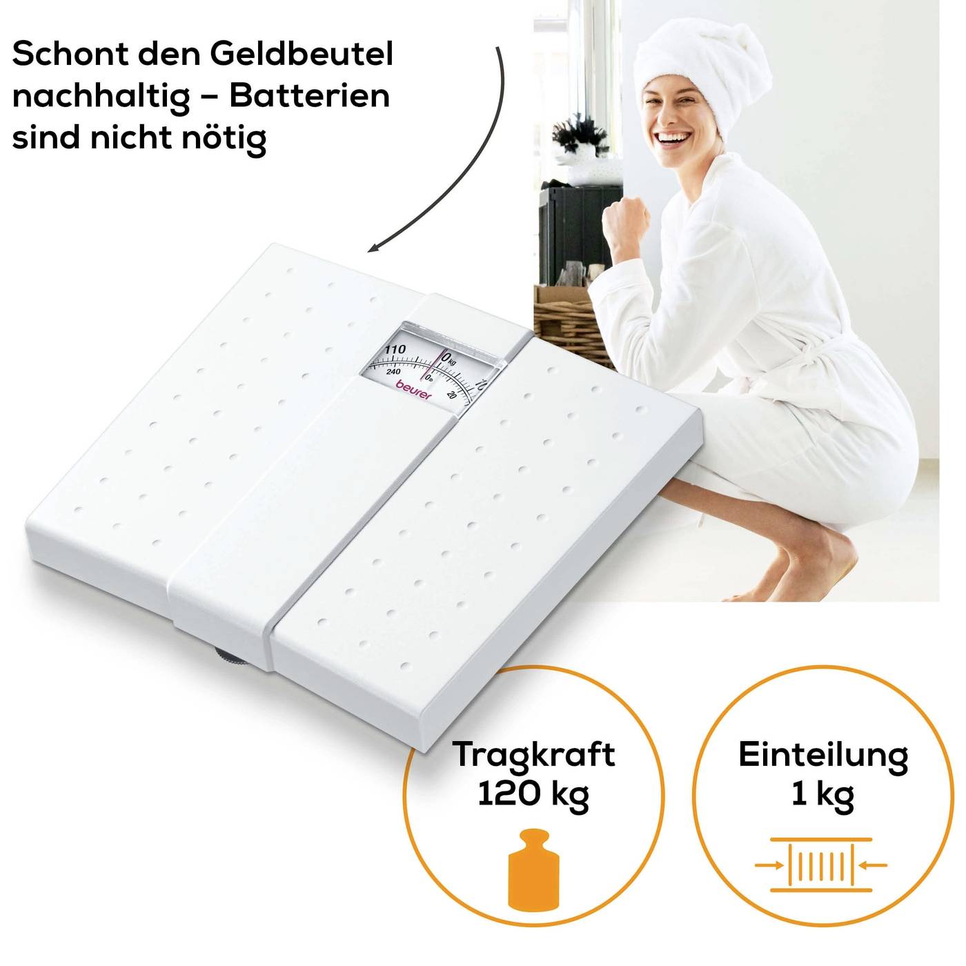 Eine Frau in einem weißen Bademantel lacht neben einer analogen Personenwaage. Text: 'Schont den Geldbeutel – Batterien sind nicht nötig.' Tragekraft 120 kg, Einteilung 1 kg.