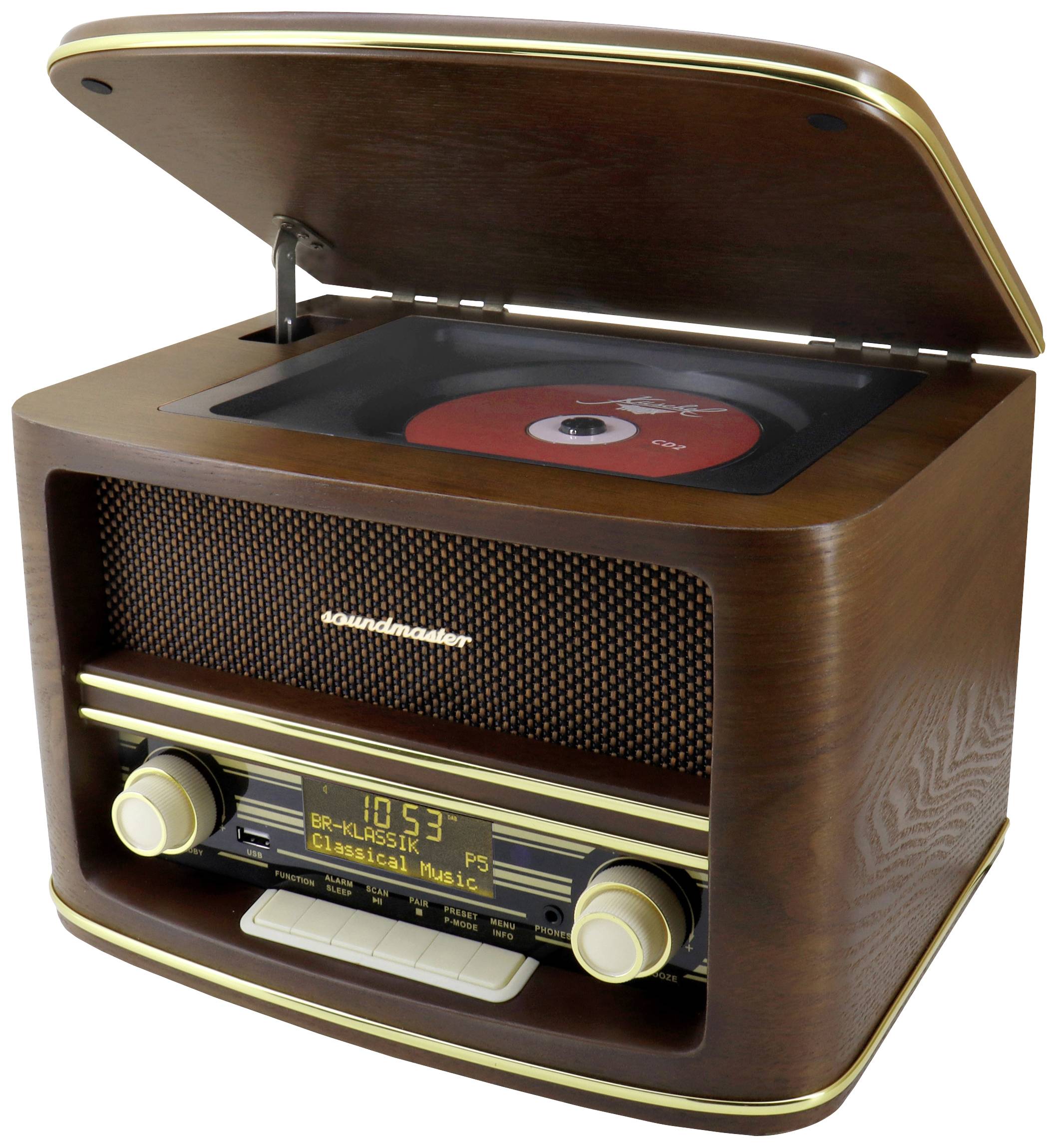 Ein Retro-Holzradio mit geöffnetem CD-Fach, das ein CD einlegt. Das Radio zeigt die Uhrzeit und spielt klassische Musik.