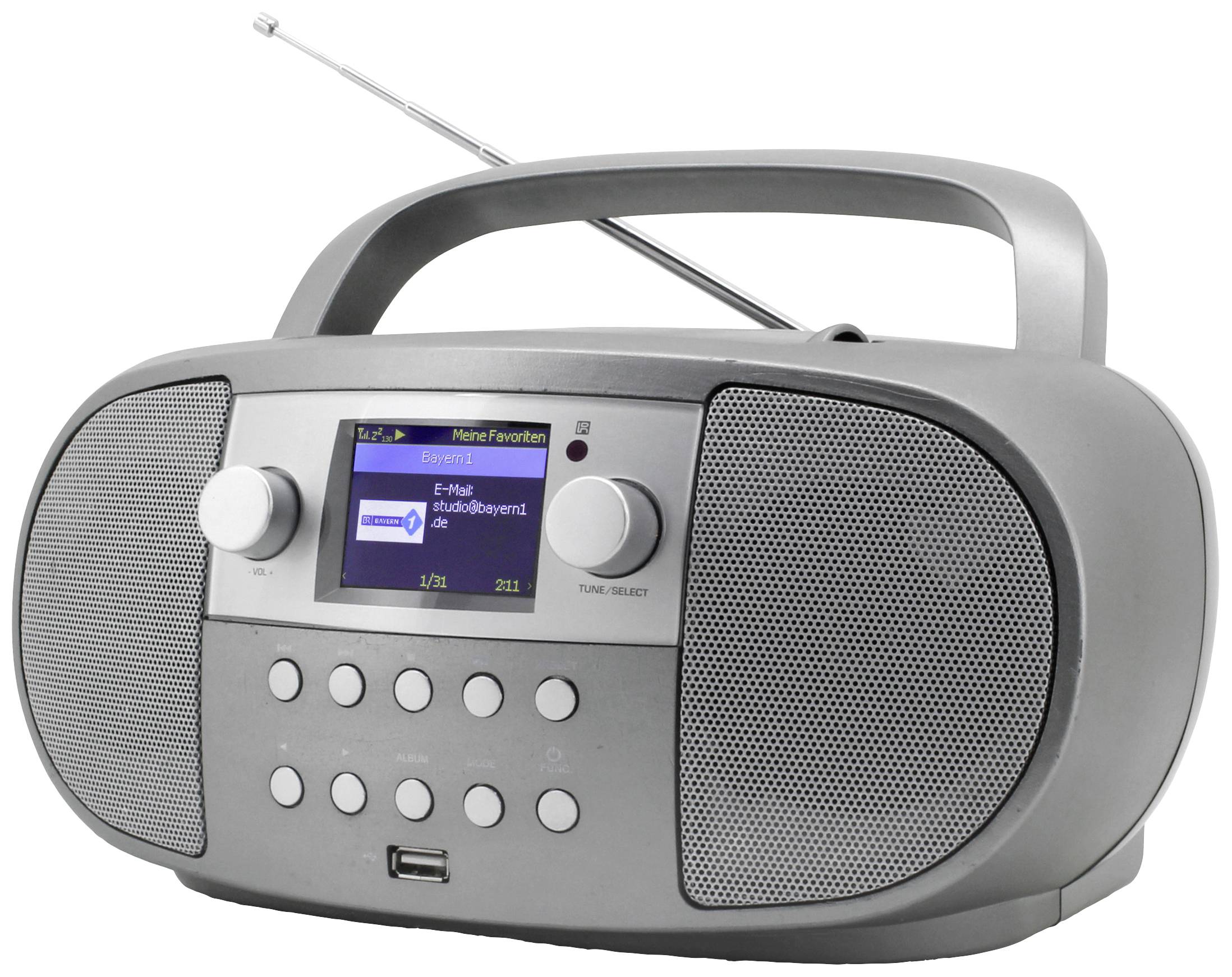 Ein graues tragbares Radio mit zwei Lautsprechern, Antenne und einem digitalen Display, das Musiktitel anzeigt.