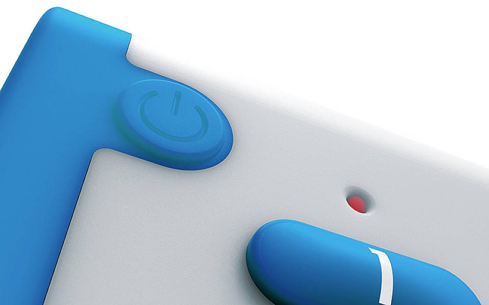 Ein blauer Ein-/Ausschalter auf einem grauen Gerät. Rechts davon eine leuchtende rote LED-Anzeige.