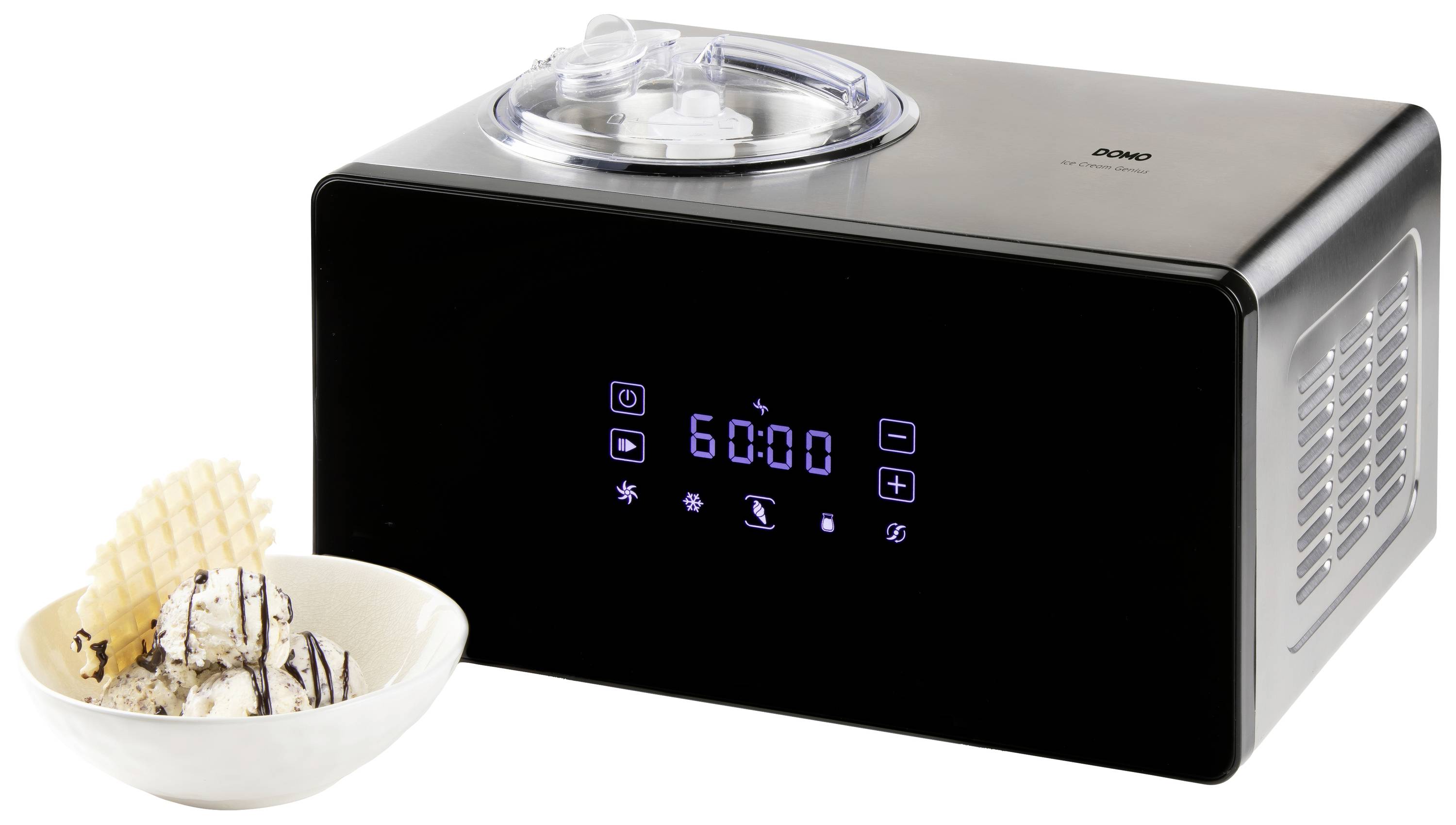 Eine schwarze Eismaschine mit digitalem Display zeigt '60:00'. Daneben eine Schüssel mit Eis und Eiswaffeln.