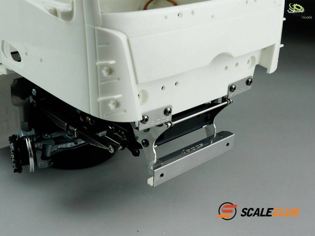 Modellfahrzeug-Chassis in Nahaufnahme, mit sichtbaren Metallkomponenten und Logo 'SCALECLUB' unten rechts. Enthält komplexe Details.