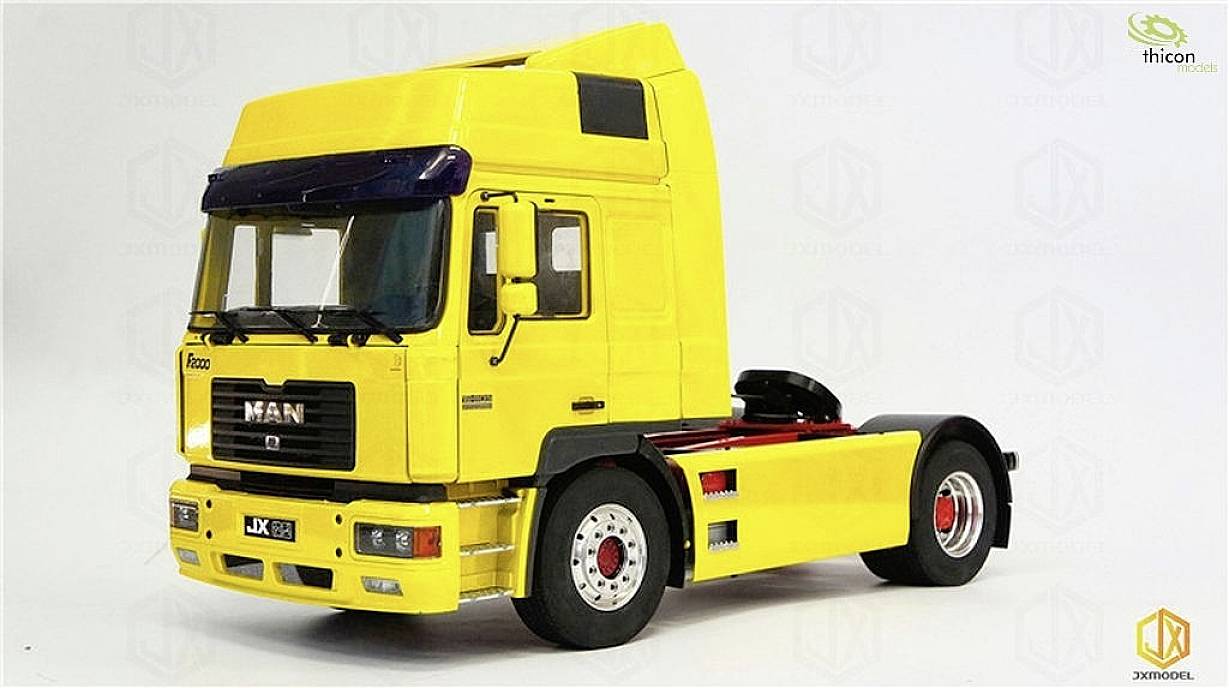 Gelbes Modell eines MAN-Lkw mit detaillierter Fahrerkabine und markantem Chassis, präsentiert auf einem neutralen Hintergrund.