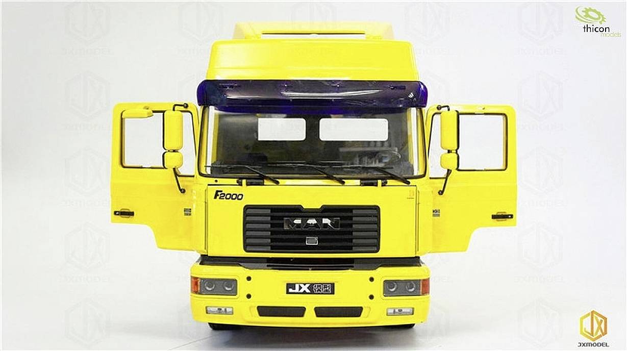 Gelber Lastwagen mit geöffneter Fronttüransicht. Vorderseite mit sichtbarer Fahrerkabine und Unternehmenslogo auf der rechten Seite.