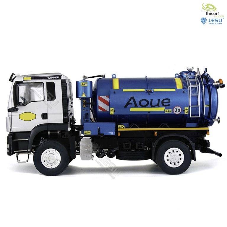 Ein blau-weißer Tankwagen von der Seite, mit der Aufschrift 'Aoue' auf dem Tank. Der Lastwagen hat weiße Räder und eine weiße Kabine.