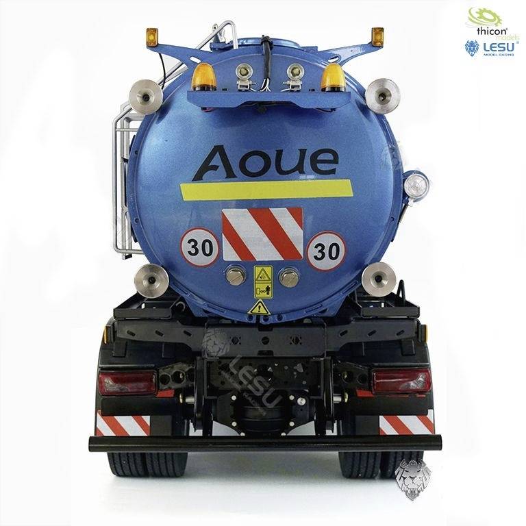 Ein blauer Tankwagen von hinten mit der Aufschrift 'Aoue' und einer Beschriftung '30 30'. Sicherheitsmarkierungen sind sichtbar.