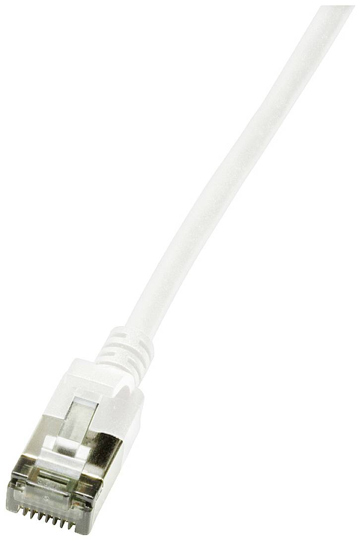 Ein weißes Ethernet-Kabel mit einem RJ-45-Stecker am Ende, das zur Verbindung von Netzwerkgeräten verwendet wird.
