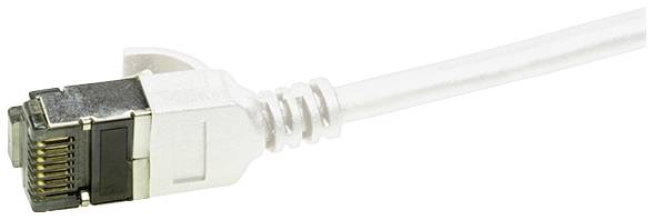 Ein Ethernet-Kabel mit RJ45-Stecker. Der Stecker ist silbern und zeigt die Anschluss-Pins. Das Kabel ist leicht gekrümmt.