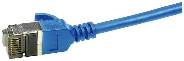 Ein blaues Ethernet-Kabel mit einem RJ45-Stecker, das zur Datenübertragung in Computernetzwerken verwendet wird.