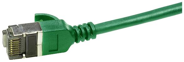 Ein grünes Netzwerkkabel mit RJ45-Stecker für Internetverbindungen.