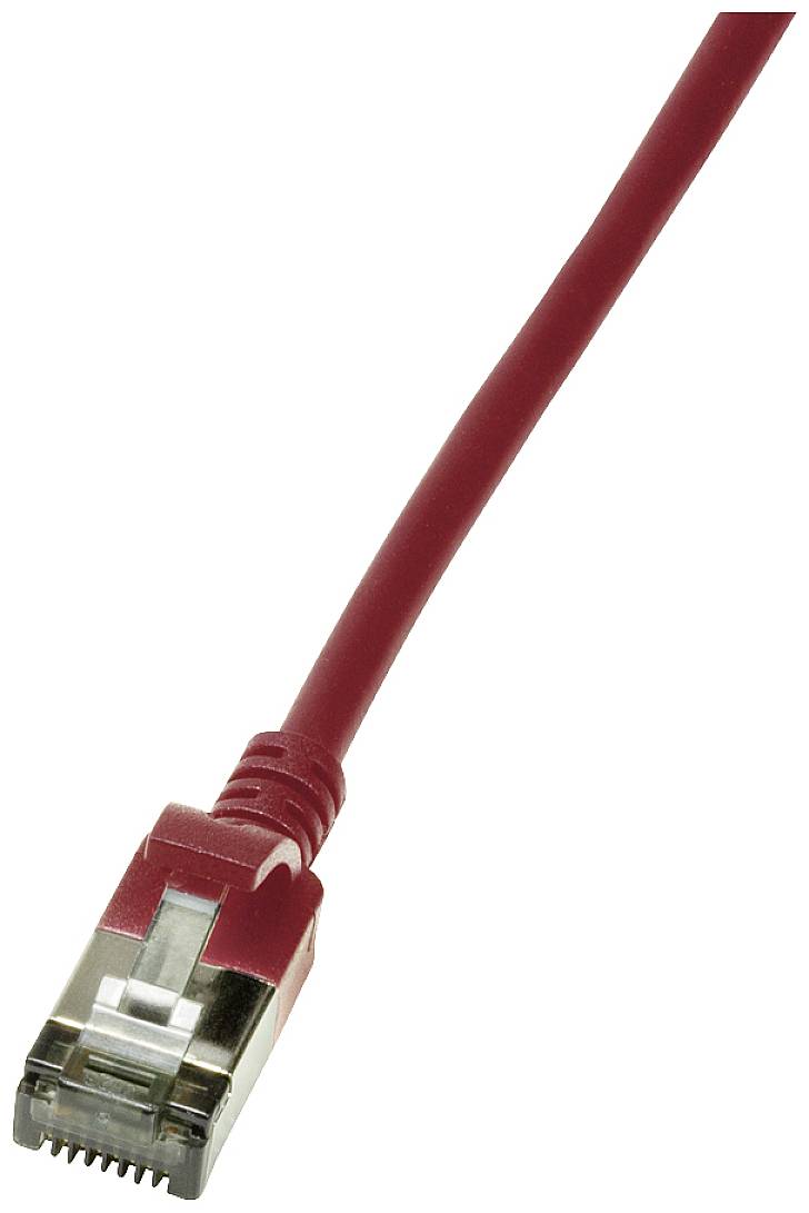 Rotes Ethernet-Kabel mit einem RJ-45-Stecker, verwendet für Netzwerkverbindungen, auf weißem Hintergrund.