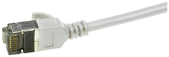 Ein silbergraues Ethernet-Kabel mit einem RJ-45-Stecker zur Datenübertragung.