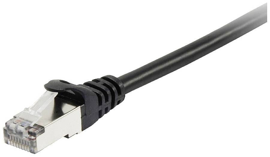 Ein schwarzes Ethernet-Kabel mit einem RJ45-Stecker am Ende, auf weißem Hintergrund.