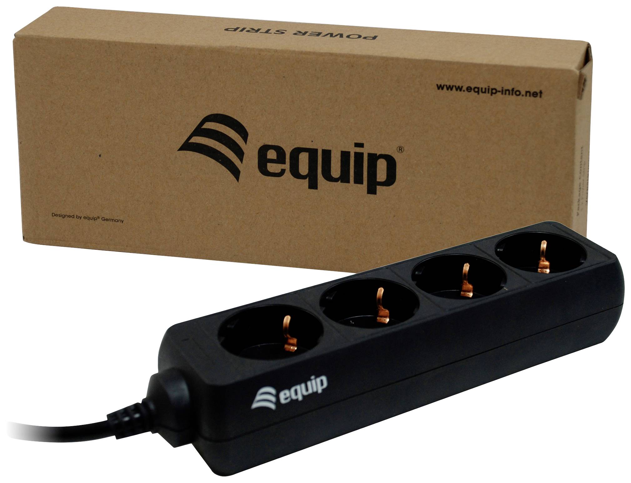 Vierfach-Steckdosenleiste von 'equip' vor einer Verpackung.