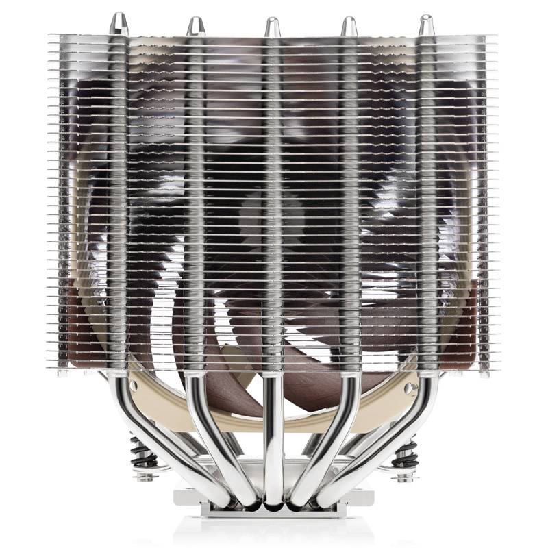 Ein großer metallener CPU-Kühler mit mehreren silbernen Lamellen und kupferfarbenen Heatpipes ist von vorne zu sehen.