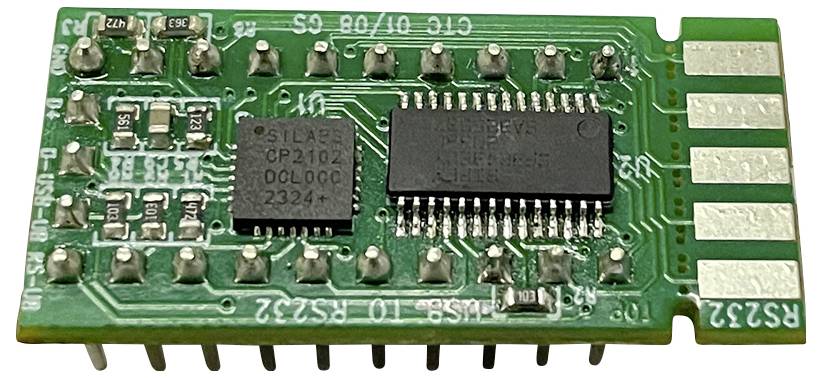Eine grüne elektronische Schaltungskarte mit mehreren integrierten Schaltkreisen und Lötstellen, möglicherweise für ein technisches Gerät.