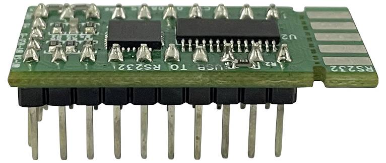 Eine grüne elektronische Leiterplatte mit Metallpins und zwei schwarzen Chips, verwendet für serielle Kommunikation in Computernetzwerken.