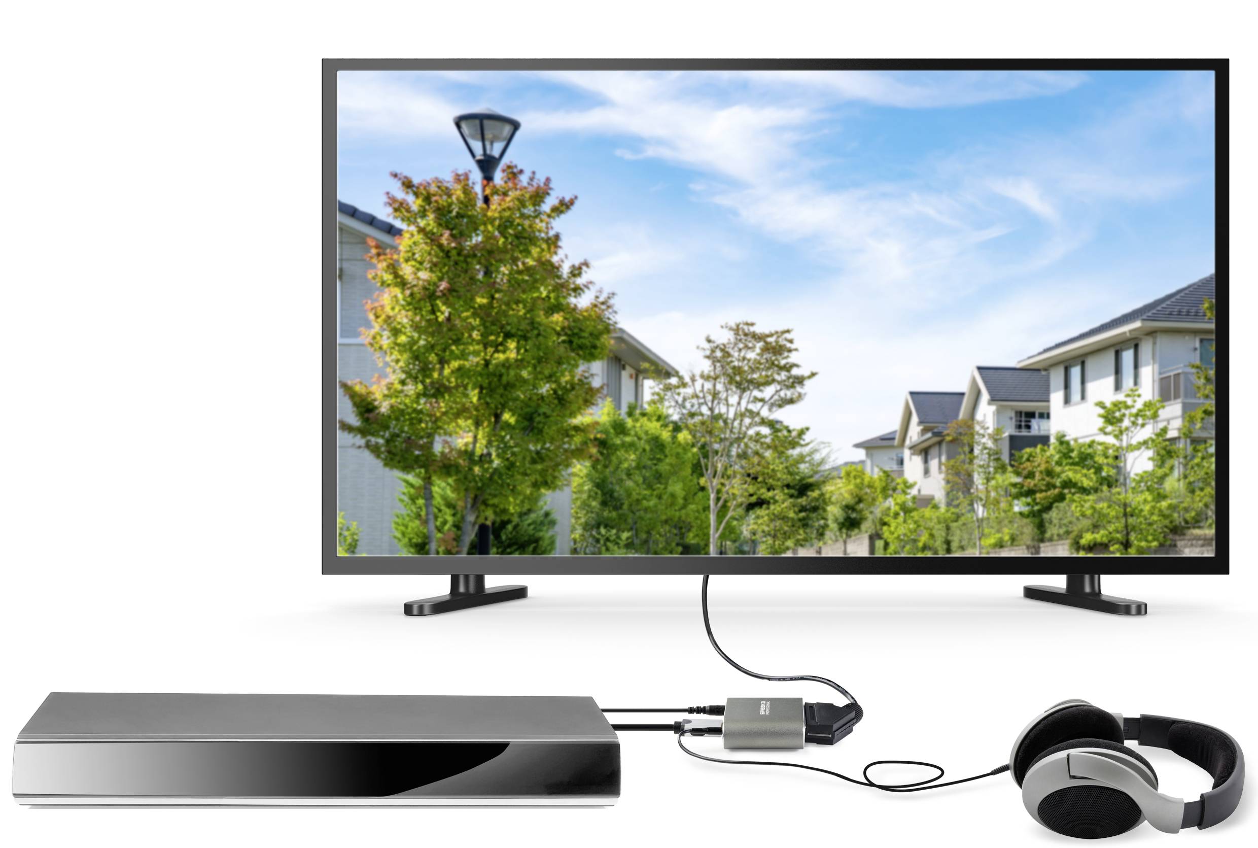 Ein Fernseher zeigt ein Bild von Häusern und Bäumen. Ein Kopfhörer ist mit einem Verstärker verbunden, der an den Fernseher angeschlossen ist.