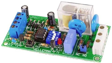 Elektronische Schaltung auf einer Leiterplatte mit blauen, schwarzen und silbernen Bauteilen, darunter Kondensatoren, Widerstände und Relais.