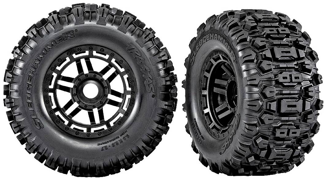 Zwei schwarz-grobe Offroad-Reifen mit tiefem Profil, geeignet für raues Gelände. Reifen von der Marke 'Traxxas', Vorder- und Rückansicht.