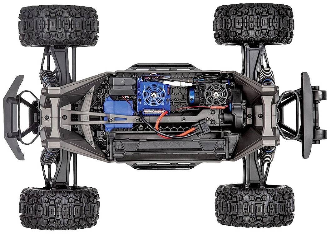 Ferngesteuertes Auto von unten gesehen zeigt detaillierte Technik und Elektronik mit sichtbaren Kabeln, Ventilatoren und robusten Reifen.