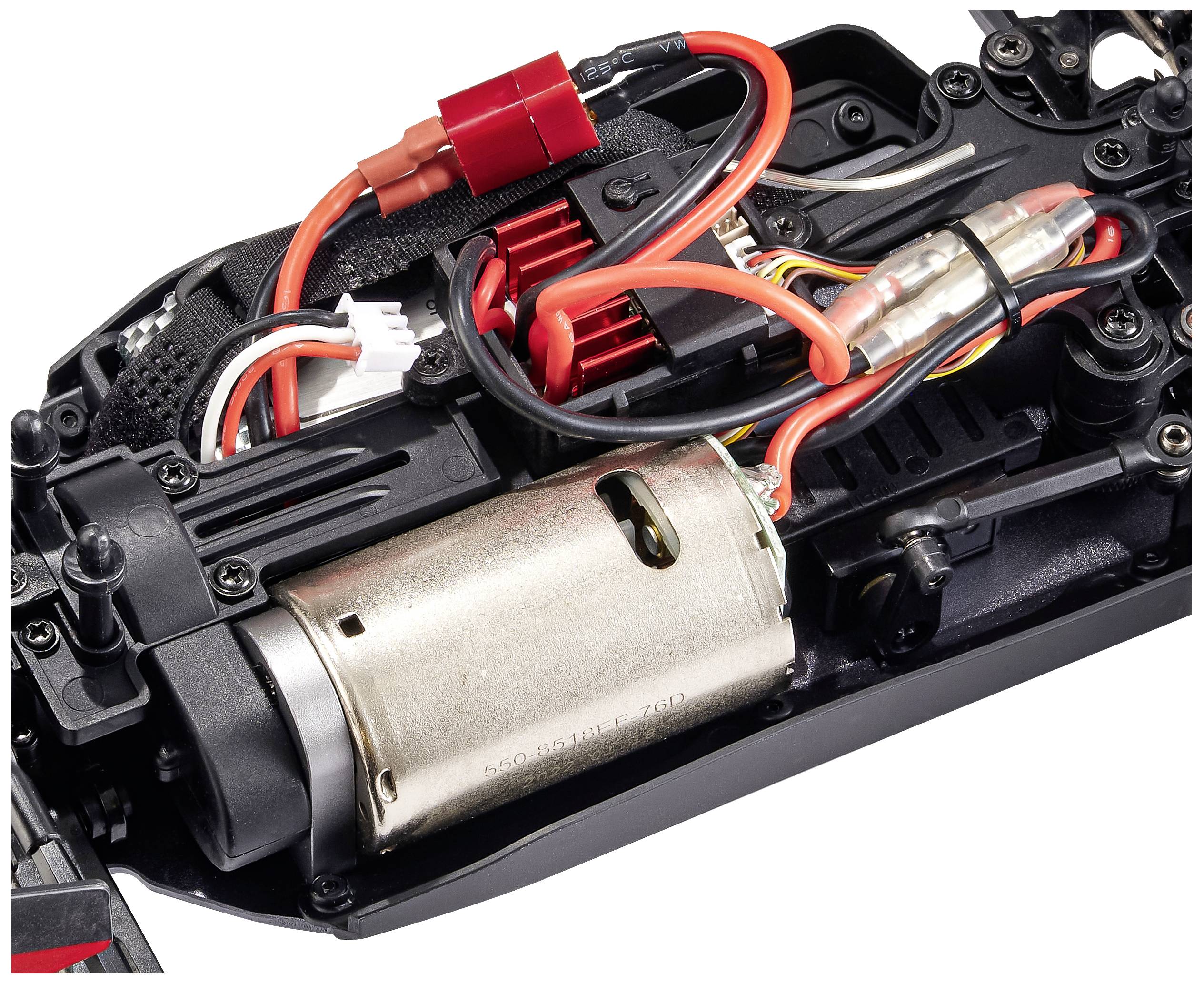 RC-Auto-Innenleben zeigt Motor, Verkabelung und Elektronik-Komponenten. Hauptfokus liegt auf dem Antriebssystem und der Verkabelung.