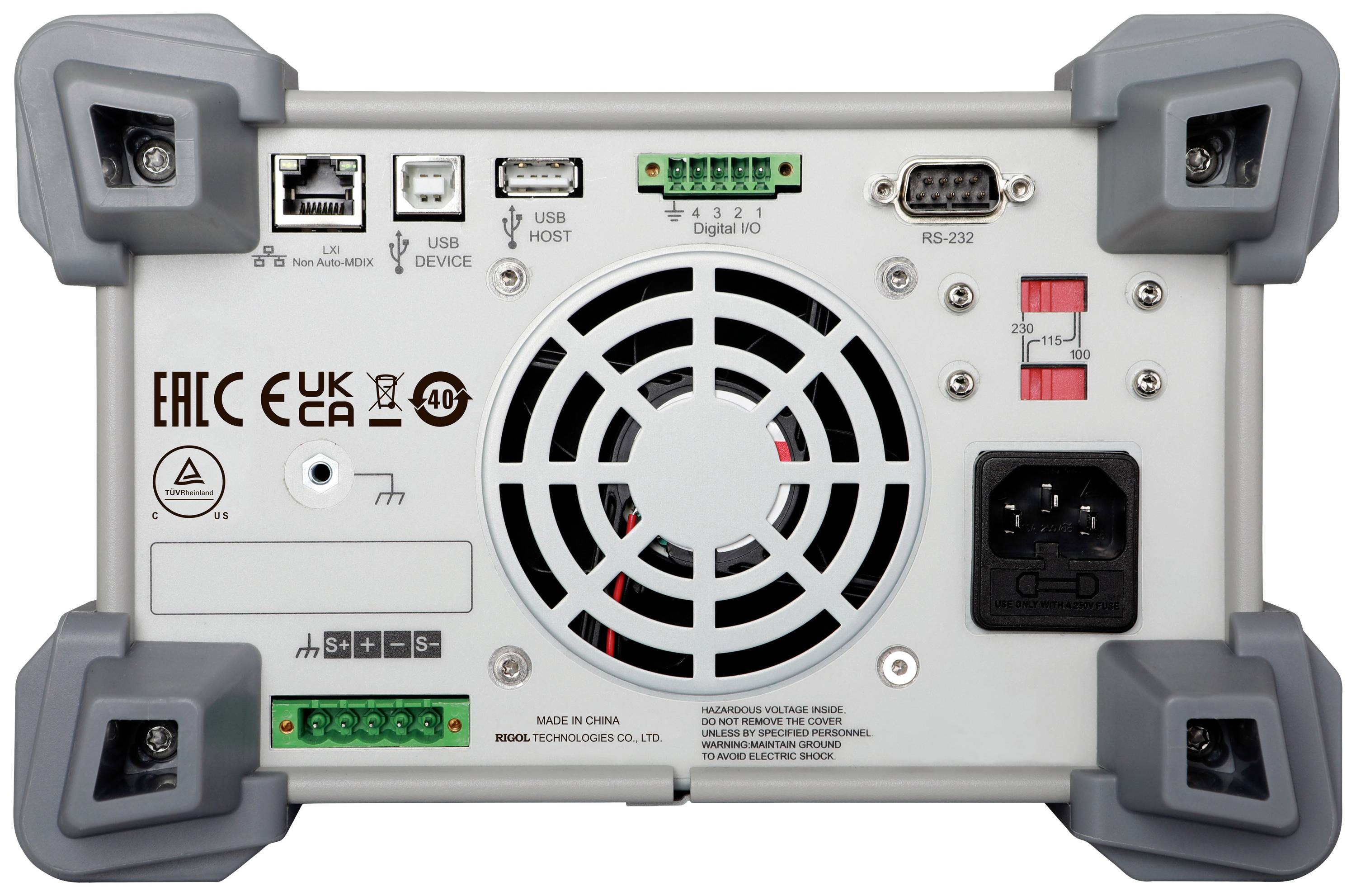 Die Rückseite eines elektrischen Geräts mit verschiedenen Anschlüssen, darunter LAN, USB, Digital I/O und RS-232. Ein Lüfter und Stromanschluss sind sichtbar.