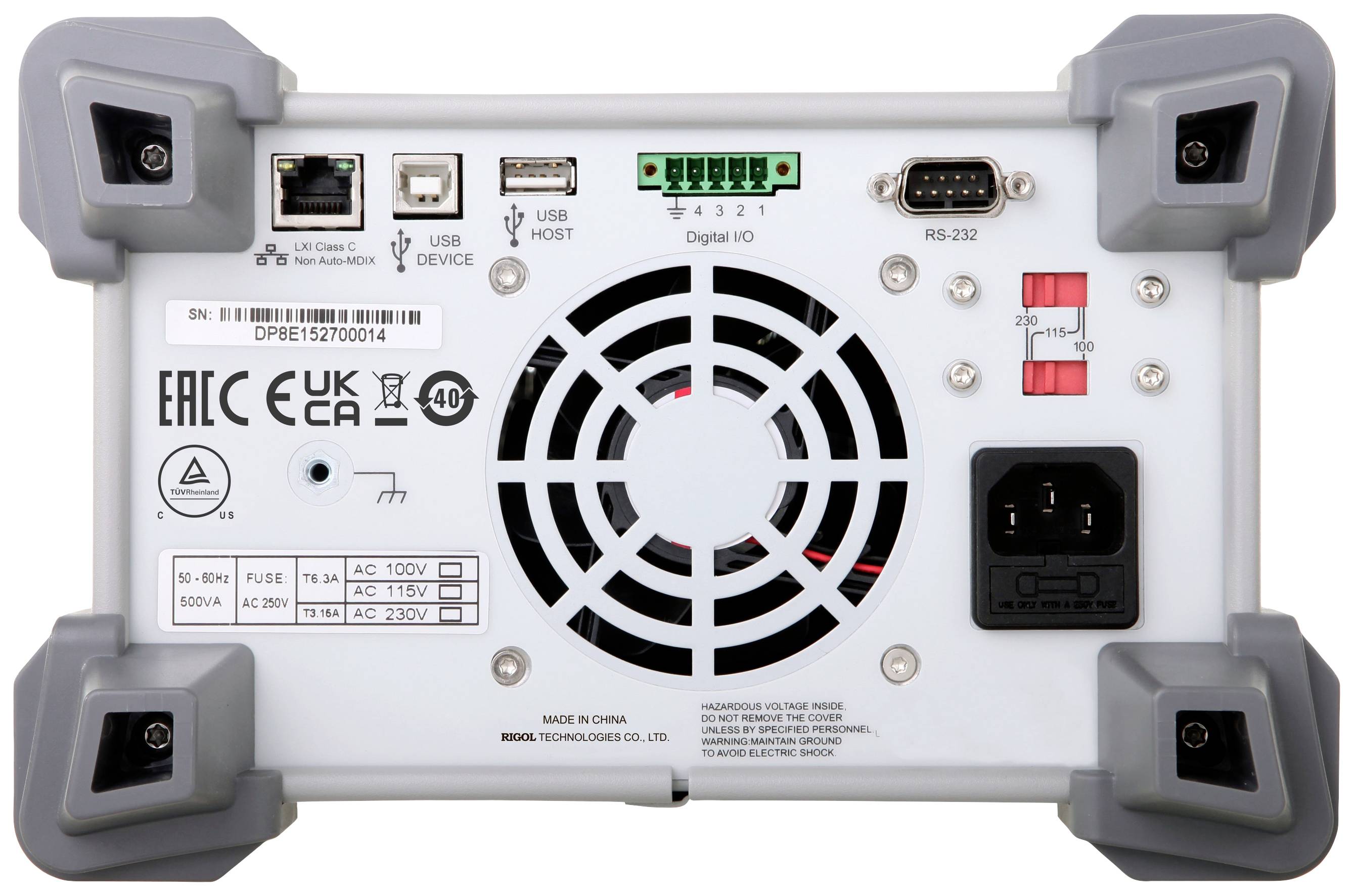 Rückansicht eines elektronischen Geräts mit Anschlüssen und Lüfter. Enthält USB-Ports, Digital I/O, RS-232-Schnittstelle und Stromanschluss.
